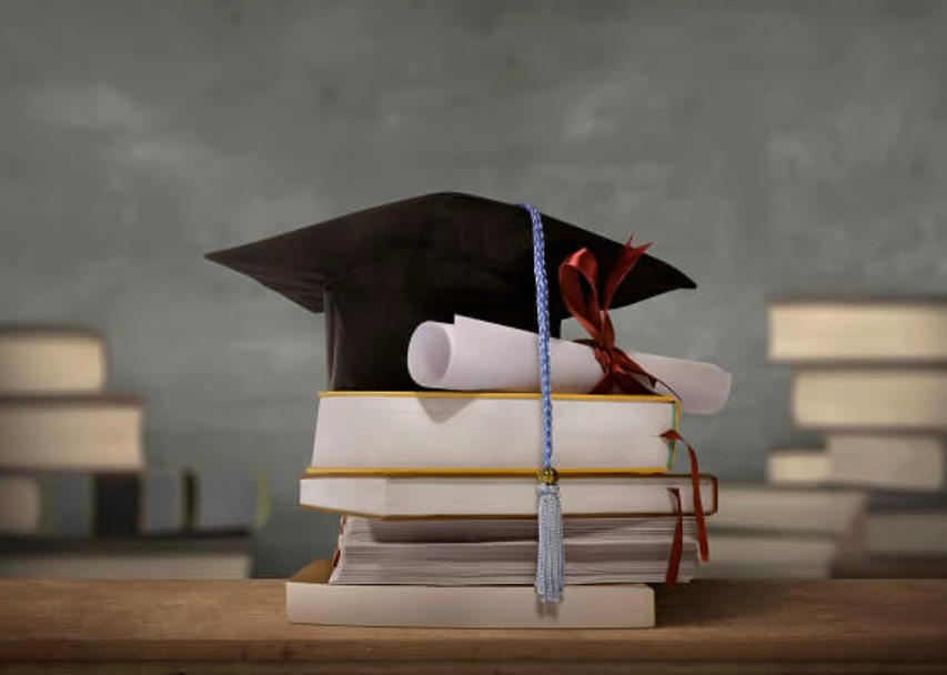 Studienhut und Bücher