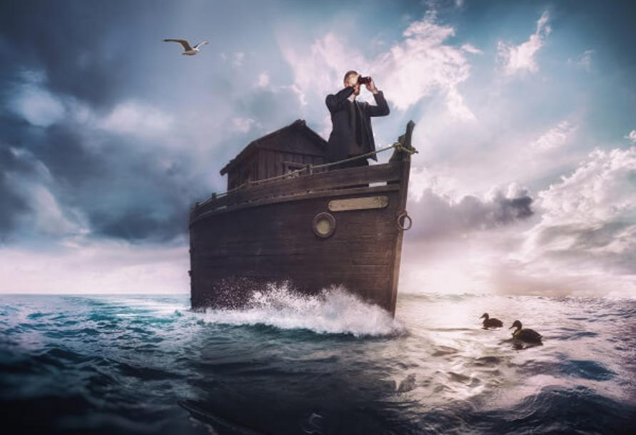 Mann auf Schiff im Meer