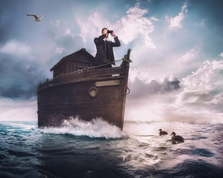 Mann auf Schiff im Meer