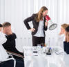 Frau schreit Mitarbeiter an