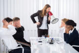 Frau schreit Mitarbeiter an