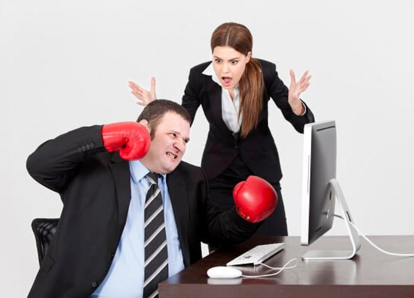 Mann und Frau streiten sich im Büro