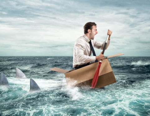Mann in Boot im Meer