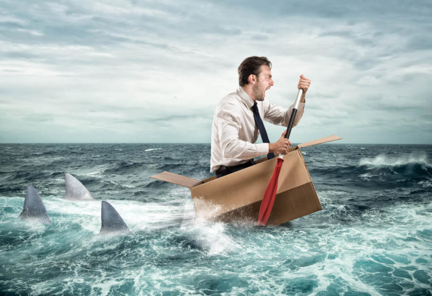 Mann in Boot im Meer