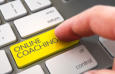 Person drück ONLINE Taste auf Tastatur